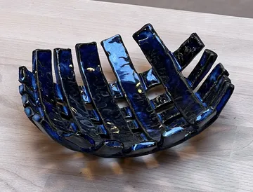 Blaue Keramikschale auf Holztisch.