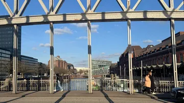 Menschen gehen auf einer Brücke, Stadtumgebung.