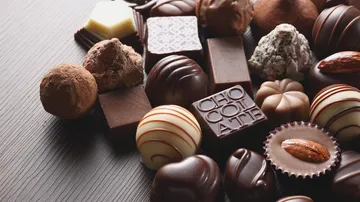 Verschiedene Pralinen auf dunkler Oberfläche.