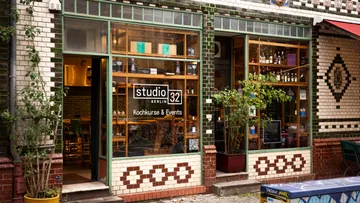 Außenansicht eines Kochstudios mit Pflanzen.