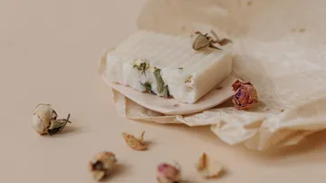 Handgemachte Seife auf Papier mit Trockenblumen.