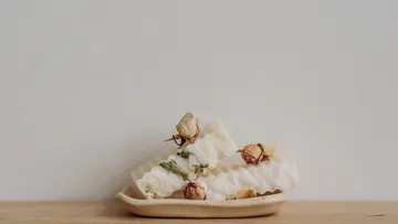 Seifenstücke mit Blumen auf Schale.