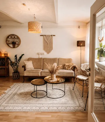 Gemütliches Wohnzimmer mit beigem Sofa und Deko.