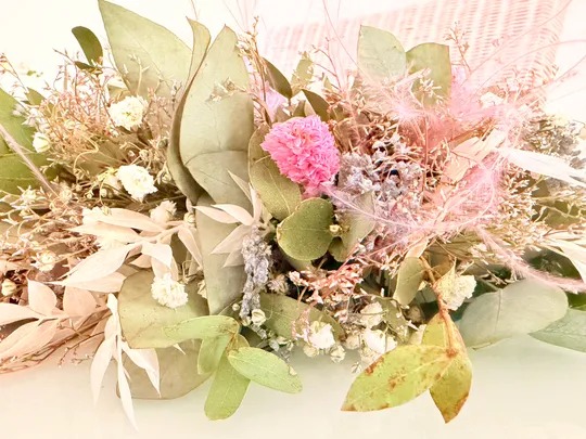 Blumenstrauß mit gemischten Blumen auf Oberfläche.