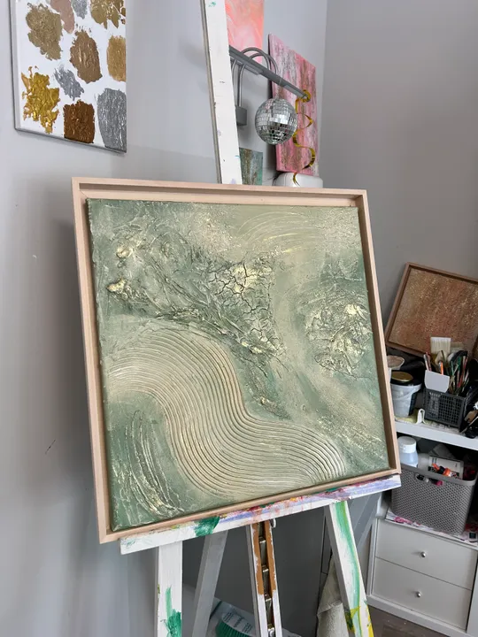 Strukturierte Malerei auf Staffelei im Atelier.