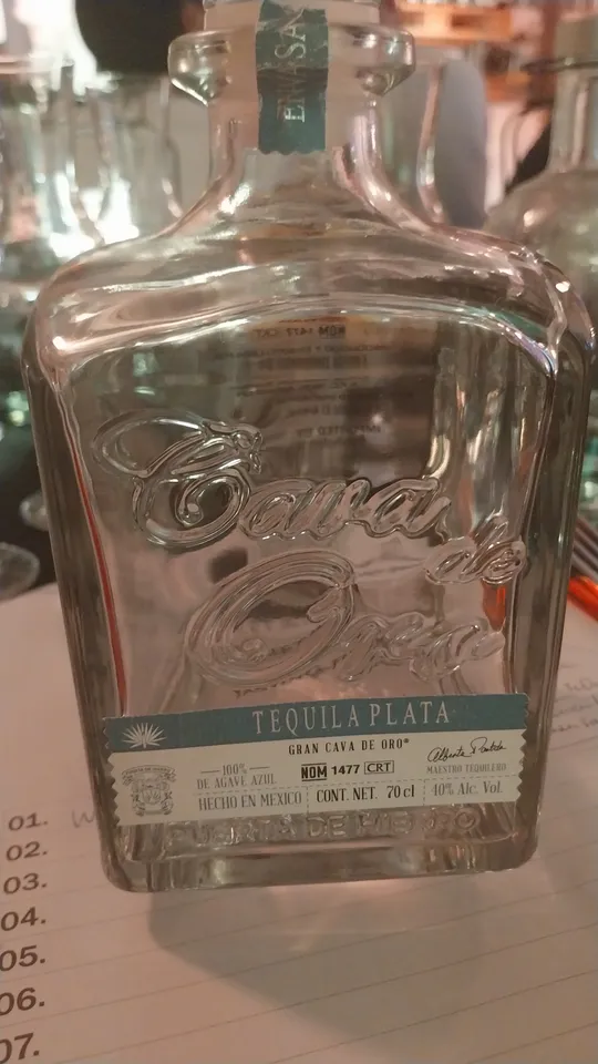 Flasche Tequila Plata auf Tisch.
