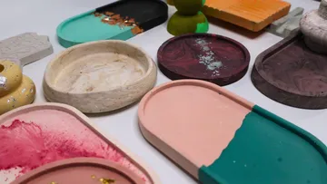 Bunte Harztabletts auf einem weißen Tisch.