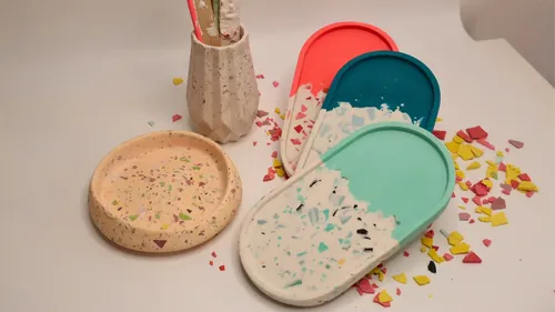 Bunte Terrazzo-Tabletts auf weißer Fläche.