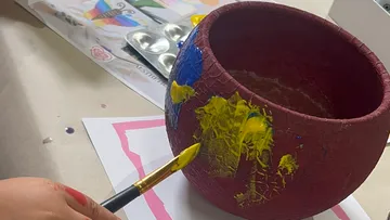 Hand bemalt Topf mit leuchtenden Farben.