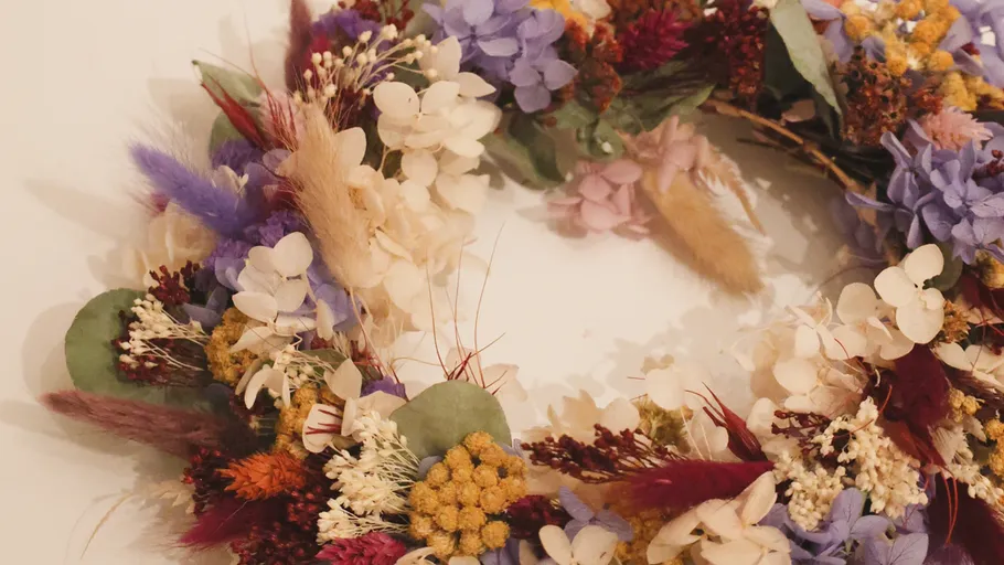 Blumenkranz mit gemischten Trockenblumen.