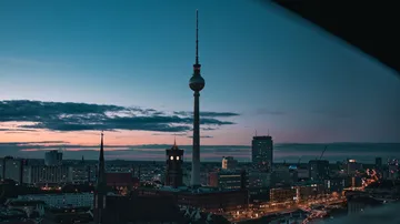 Fernsehturm bei Stadtansicht im Sonnenuntergang.