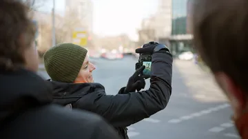 Person fotografiert auf Stadtstraße.