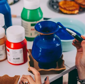 Hände bemalen Vase blau auf Tisch.