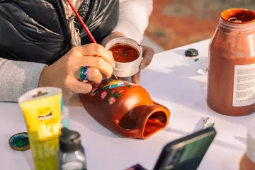 Hand bemalt Vase auf weißem Tisch.
