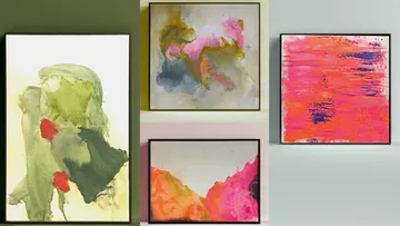 Vier abstrakte Gemälde in einer Galerie.