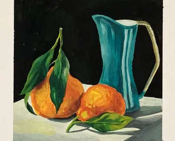 Orangen liegen neben blauem Krug auf Tisch.
