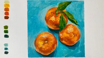 Drei Orangen mit Blättern auf blauem Hintergrund.