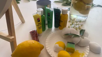 Kunstbedarf mit Zitronen auf Tisch.