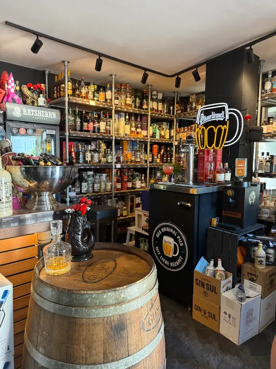 Bar-Interieur mit Spirituosenregalen.