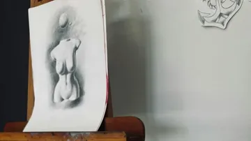 Skizze des Torsos auf Staffelei neben Wand.