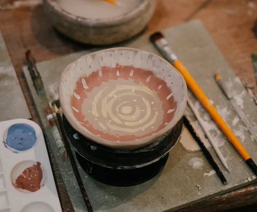 Painting ceramics as a creative course in Bielefeld