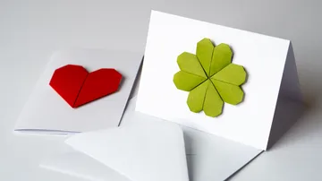 Grußkarten mit Origami-Herz und Blume.