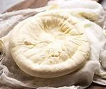 Hausgemachter Käse auf einem Tuchabdeckplatte.
