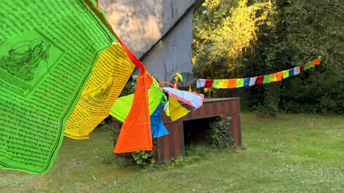 Bunte Fahnen hängen im Garten.