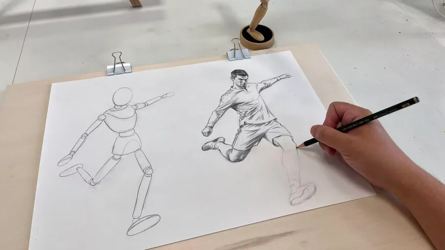Hand zeichnet Fußballspieler auf Skizzenblock