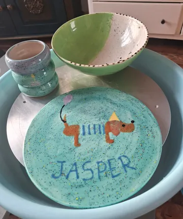 Keramikteller mit Hundedesign und Name 'Jasper'.
