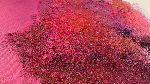 Abstraktes Gemälde mit pinken und roten Texturen.