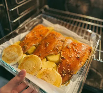 Lachs und Zwiebeln im Ofen geröstet.