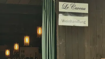Weinflaschen und Schild im Weingeschäft.