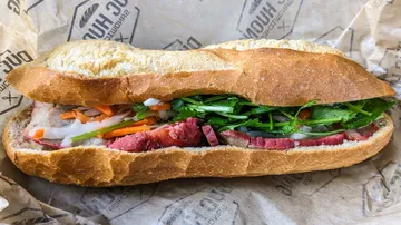 Banh-Mi-Sandwich auf Papier gewickelt.