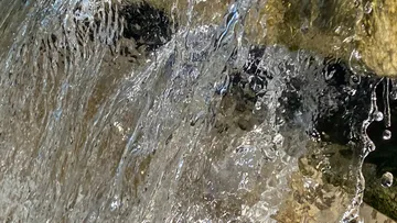Wasser fließt über Felsoberfläche