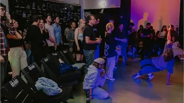 Person breakdancet in vollem Innenraum.