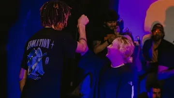 Zwei Personen geben Fauststoß auf Konzert.