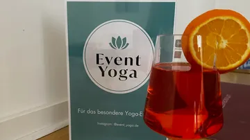 Orangenscheibe auf Getränk, Yoga-Poster Hintergrund.
