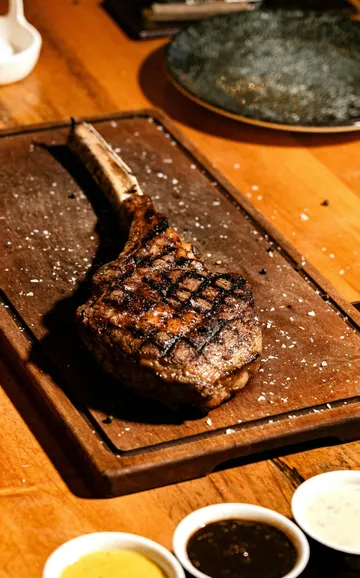 Gegrilltes Tomahawk-Steak auf Holzbrett.