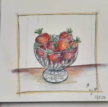 Glas-Schale mit Erdbeeren auf Tisch.