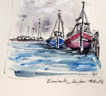 Boote im Hafen, bewölkter Himmel.