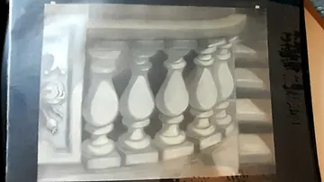 Steinbaluster werfen Schatten auf Treppe.
