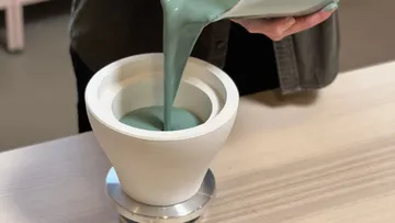 Flüssigkeit in Form auf Tisch gegossen.