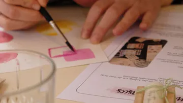 Hand malt mit Wasserfarben auf weißem Papier.