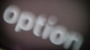 Verschwommener Text "option" auf dunklem Hintergrund.