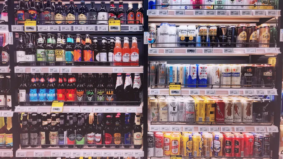 Getränke im Regal eines Supermarkts.