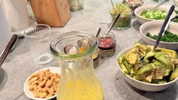 Tisch mit Toppings und Dressing.