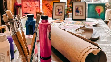 Pinsel im Glas, Farben und Kunstbedarf.