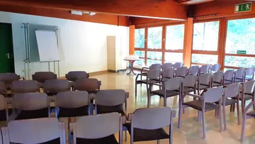 Leerer Konferenzraum mit Stuhlreihen.