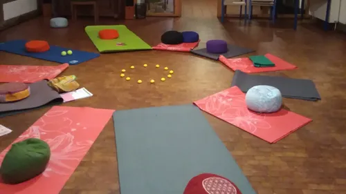Yoga mats with cushions in a circle arrangement.
